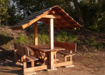 Gartenbank mit Dach