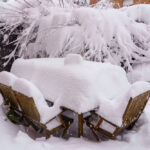 Gartenmöbel im Schnee